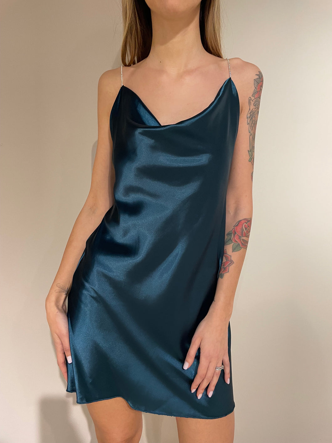 Abito mini in raso satinato con scollo morbido e spallino strass.  Realizzato a mano in taglia standard S/M. Per poterlo avere su misura e in altri colori, scrivici in direct su instagram (@jupesandmore) oppure compila il form nella sezione contatti.  Composizione: 95% poliestere, 5% elastam.