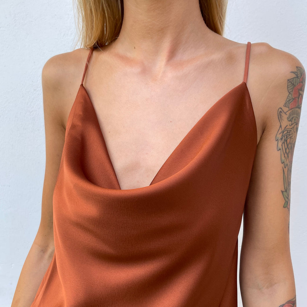 Abito mini in raso color rame con scollo morbido e spallino.  Composizione: 95% poliestere, 5% elastam.