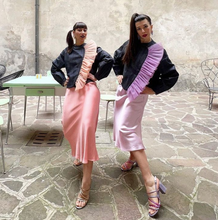 Carica l&#39;immagine nel visualizzatore di Gallery, Gonna midi in rasetto satinato color lilla, con elastico in vita. Realizzata a mano.  Composizione: 100% poliestere.
