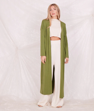 Carica l&#39;immagine nel visualizzatore di Gallery, Maxi cardigan ampio color verde oliva a costine, maniche lunghe e tasche laterali.  Composizione tessuto: 50% viscose, 29% polyester, 21% nylon.
