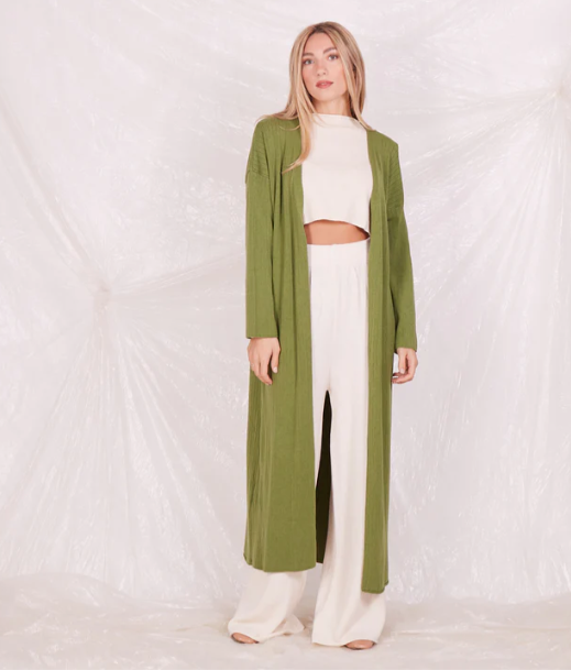 Maxi cardigan ampio color verde oliva a costine, maniche lunghe e tasche laterali.  Composizione tessuto: 50% viscose, 29% polyester, 21% nylon.