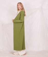 Carica l&#39;immagine nel visualizzatore di Gallery, Maxi cardigan ampio color verde oliva a costine, maniche lunghe e tasche laterali.  Composizione tessuto: 50% viscose, 29% polyester, 21% nylon.
