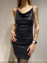 Carica l&#39;immagine nel visualizzatore di Gallery, Abito mini con scollo morbido e spallini sottili, paillettes nere e fodera interna elastica.
